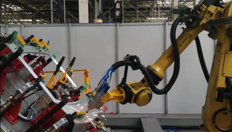 汽车后备箱盖尾翼钻孔